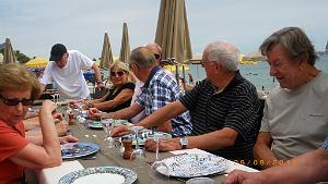 amis autour de la paella